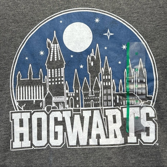 NWT Harry Potter Hogwarts Graphic T-Shirt - Picture 2 of 6